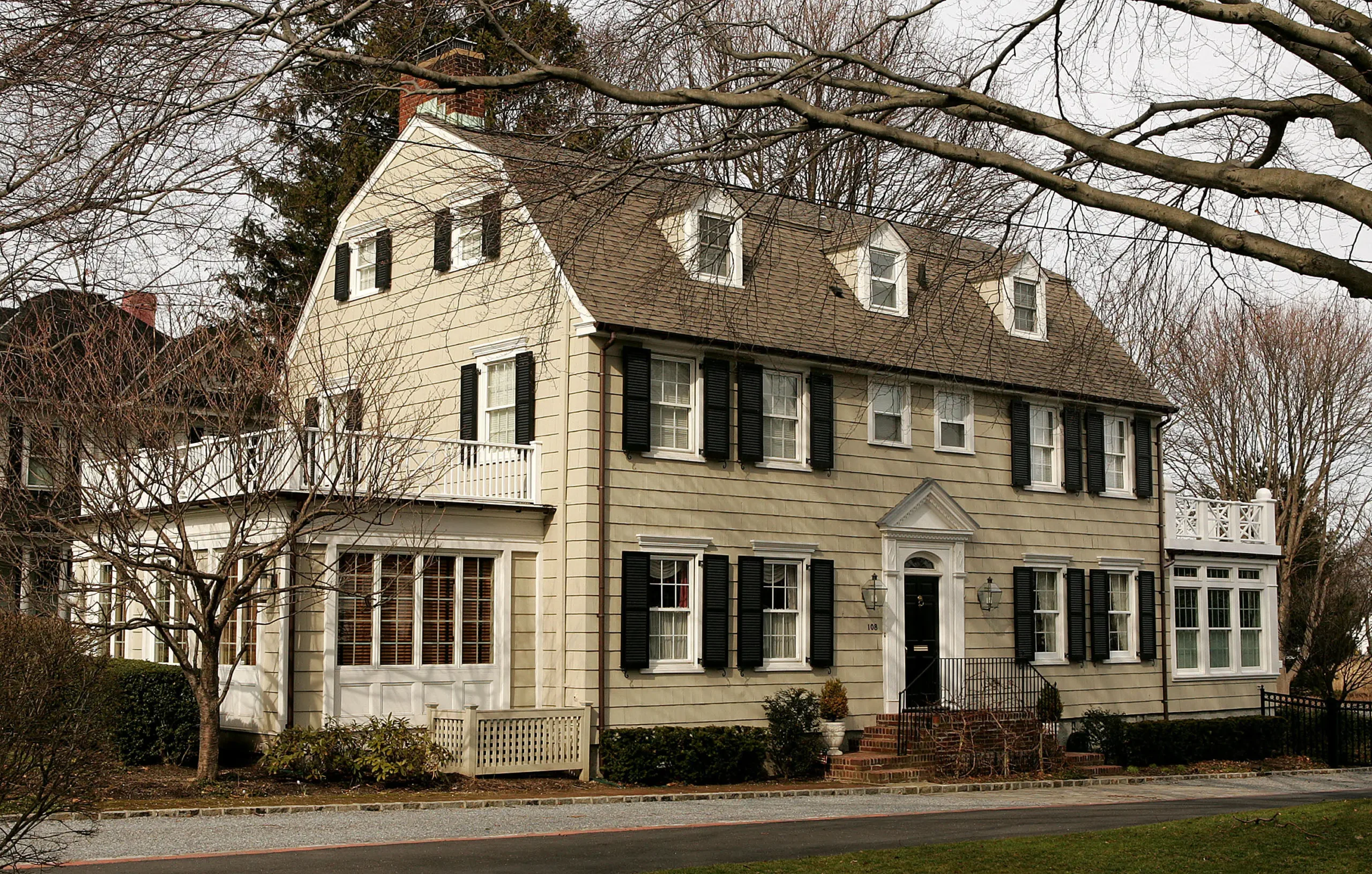 showing the image of " The Amityville Horror House ", one of the Top 10 most haunted places in the USA.