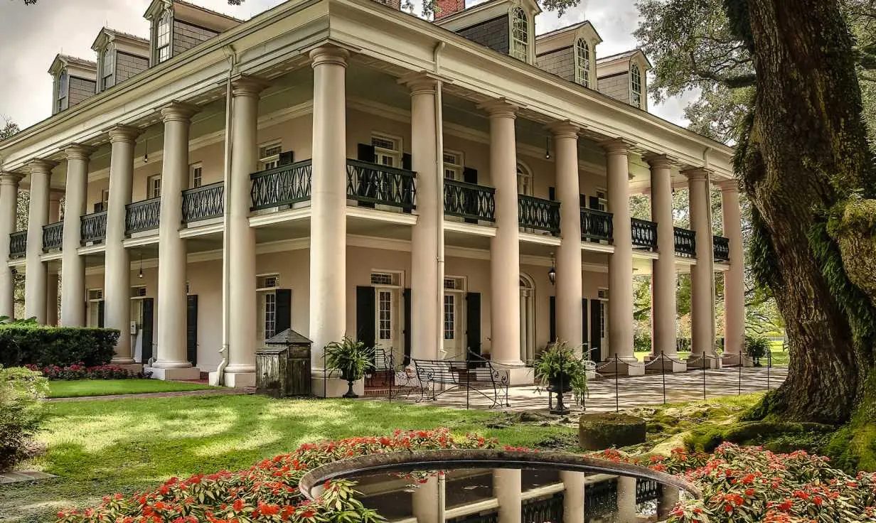 showing the image of " The Oak Alley Plantation ", one of the Top 10 most haunted places in the USA.