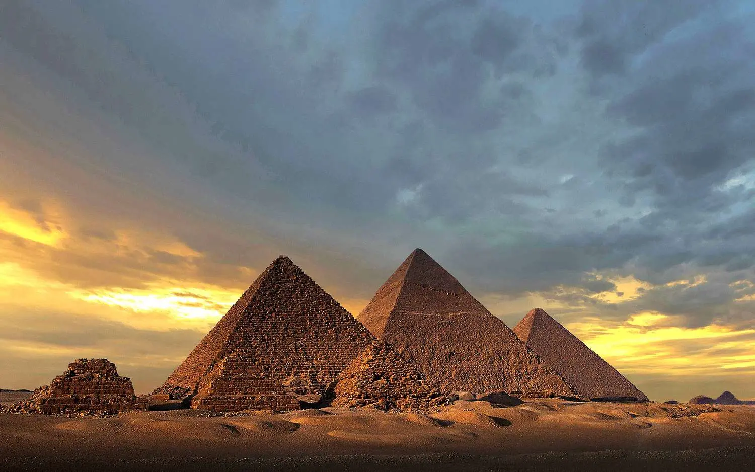 showing the amge of " The Great Pyramid of Giza ", one of the Top Ten Most Mysterious Places on Earth