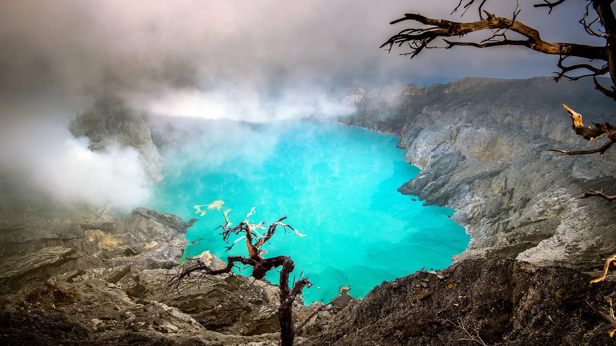 showing the amge of " Kawah Ijen Lake ", one of the Top Ten Most Mysterious Places on Earth